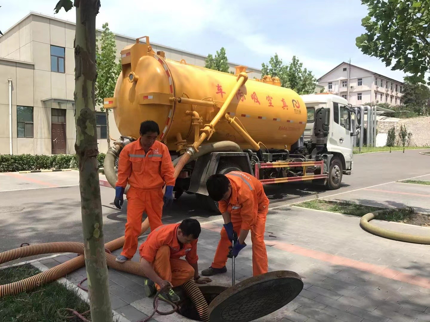 金安管道疏通车停在窨井附近